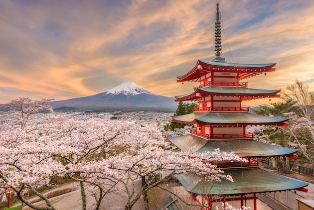 Foto fujiyoshida japón vista del monte fuji y la pagoda