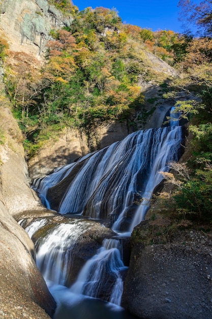 Fukuroda cai no outono em Daigo, Prefeitura de Ibaraki, Japão.