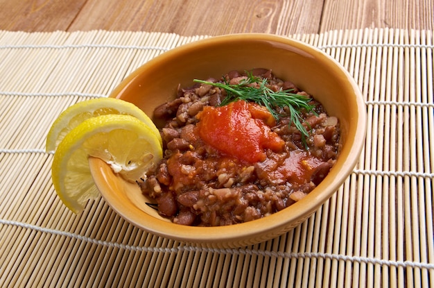 Ful medames: plato egipcio y sudanés de habas cocidas y trituradas servidas con aceite vegetal,