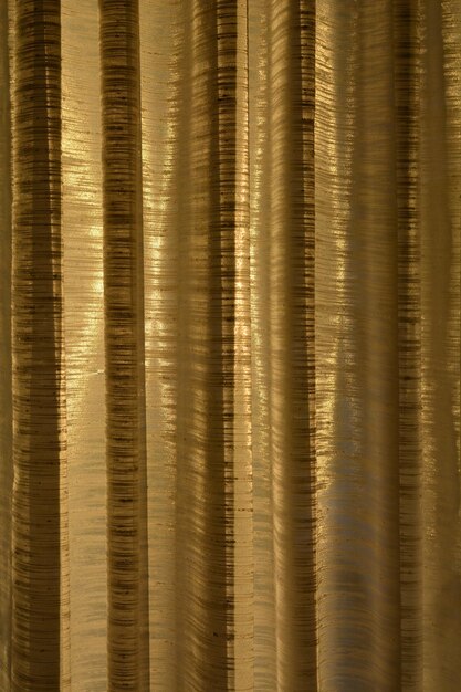 Full-Frame-Aufnahme von durchsichtigen Vorhängen, die mit dem goldenen Sonnenuntergang hinterleuchtet werden