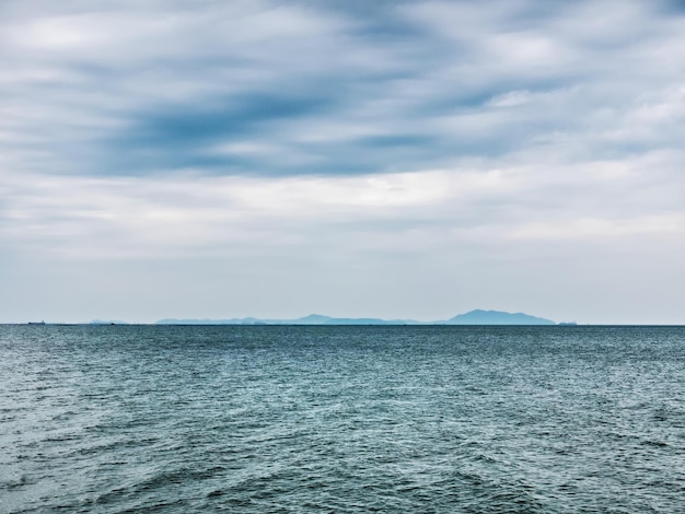 Foto full-frame-hintergrund von dunkelblauem meer und bewölktem himmel mit horizont