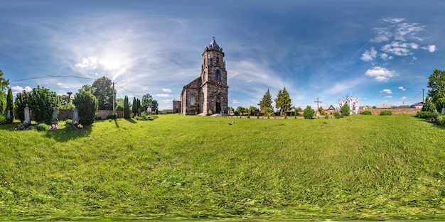 Full hdri panorama 360 grados vista angular fachada de iglesia en hermosa arquitectura decorativa de estilo neogótico medieval en pequeño pueblo en proyección esférica equirectangular vr contenido