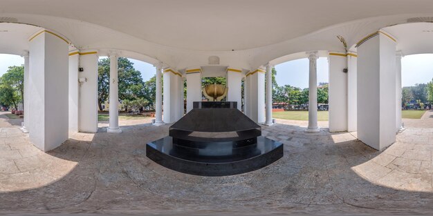 Full seamless hdri 360 panorama dentro de monumento de hormigón con columnas en la ciudad india en proyección equirectangular contenido VR