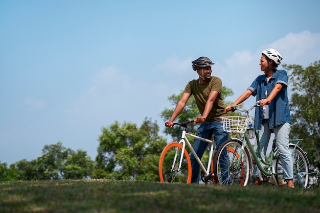 Foto full-shot-familie radfahren im freien