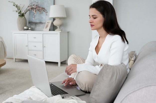 Full Shot Frau arbeitet am Laptop