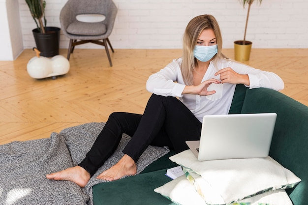 Foto full shot frau arbeitet auf der couch