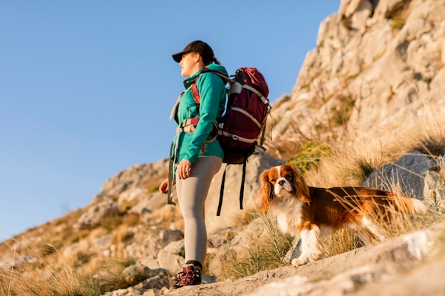 Foto full shot frau mit rucksack und hund