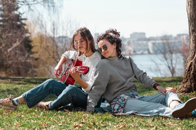 Foto full shot frauen mit gitarre