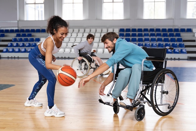 Foto full-shot-freunde, die basketball spielen