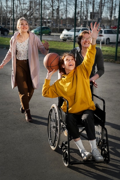 Foto full-shot-freunde, die basketball spielen