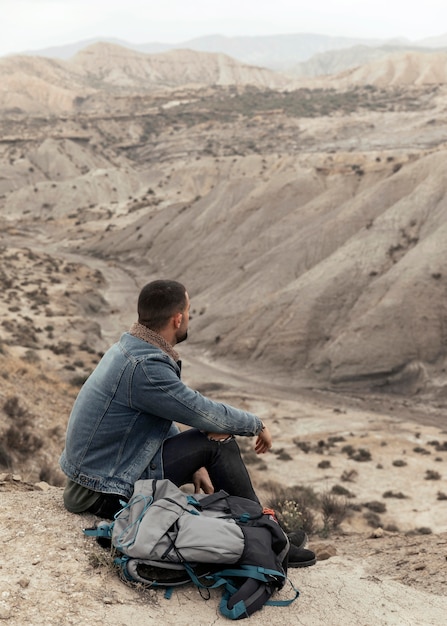 Full Shot Mann mit Rucksack im Freien