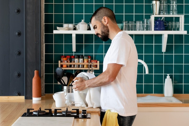 Foto full shot mann reinigung drinnen