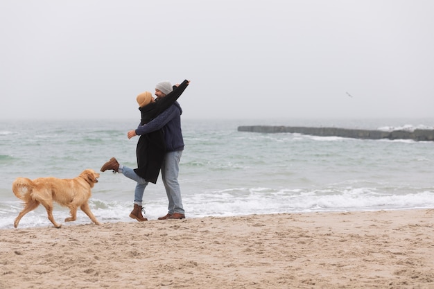 Foto full-shot-paar, das zeit am meer verbringt