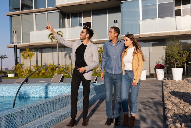 Foto full-shot-paar im gespräch mit immobilienmakler