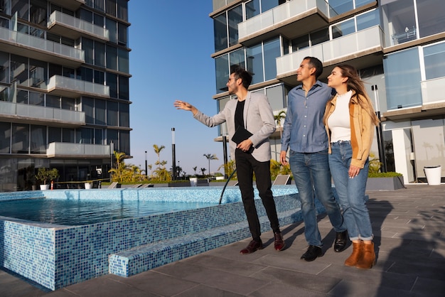 Foto full-shot-paar im gespräch mit immobilienmakler