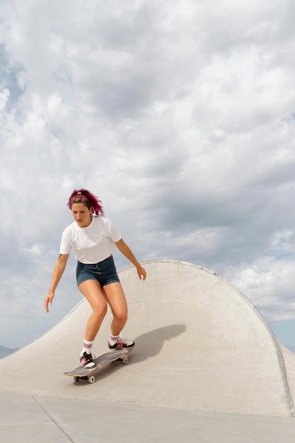 Foto full shot skater mit board