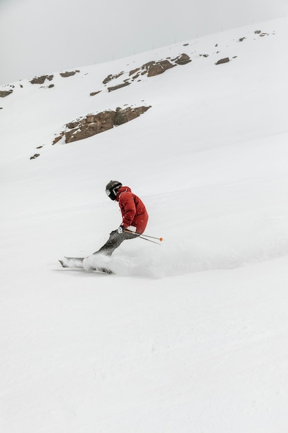 Foto full shot skifahrer wintersportkonzept