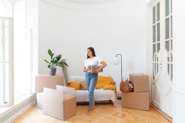 Foto full shot smiley frau mit box