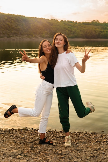 Foto full shot smiley frauen posieren zusammen