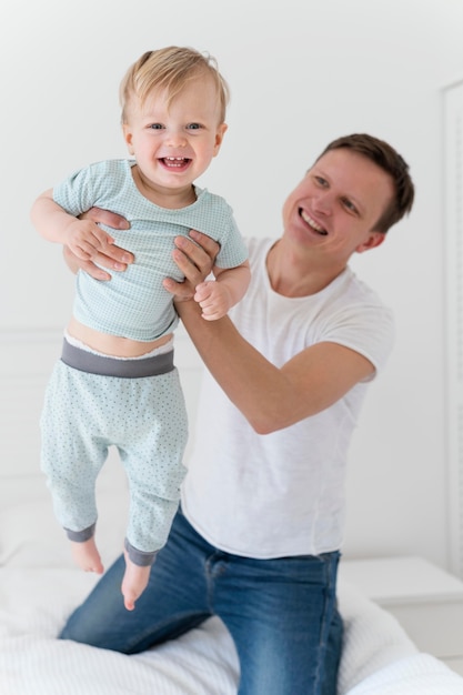 Foto full shot vater und kleinkind im bett