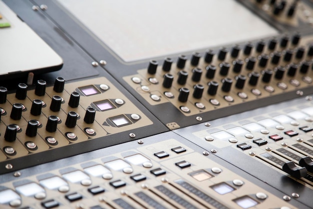 Fullframe-Aufnahme eines Soundmixers im Aufnahmestudio