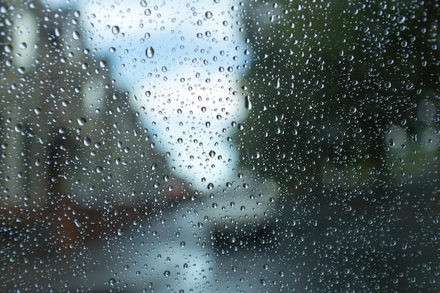Fullframe-Aufnahme von Regentropfen auf dem Autofenster