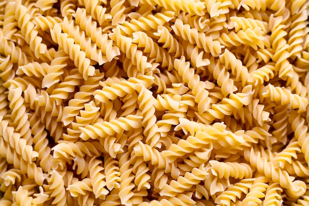 Fullframe closeup em uma pilha de fusilli cru