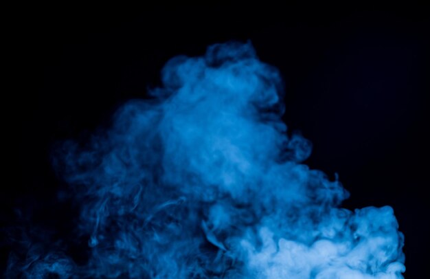 Fumaça azul com nuvem de fundo preto