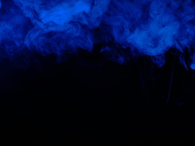 Fumaça azul em fundo preto