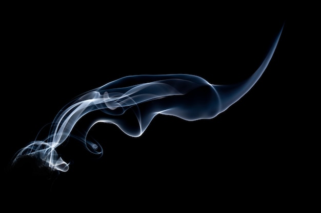 Fumaça azul isolada em um fundo preto. modelo para design