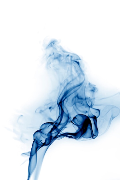 Fumaça azul sobre fundo branco.
