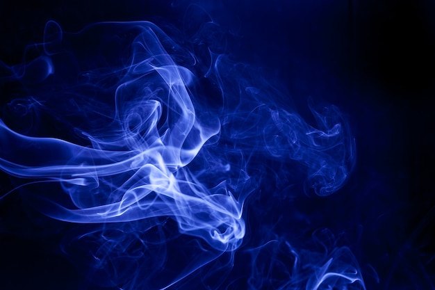 Fumaça azul sobre um fundo preto.