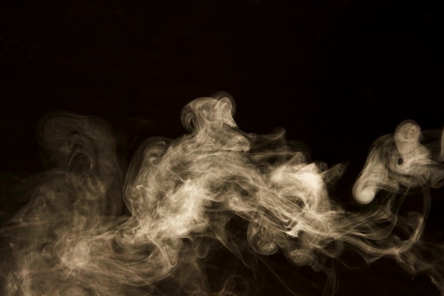 Fumaça branca abstrata em fundo preto