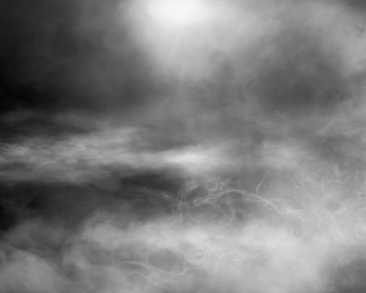 Foto fumaça branca brilha no escuro névoa abstrata ou fundo de fumaça