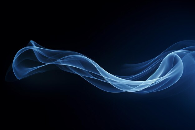 Fumaça branca dançando graciosamente contra um céu azul escuro da noite.