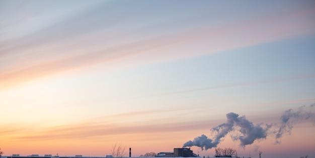 Fumaça branca e espessa saindo da chaminé da sala da caldeira. fuma contra o céu azul. poluição do ar. aquecimento da cidade. zona industrial.