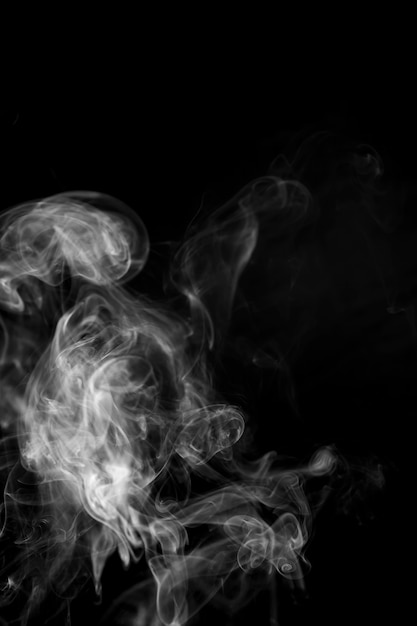 Fumaça branca em fundo preto