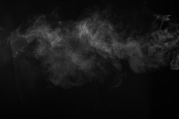 Foto fumaça branca sobre fundo preto para design de sobreposição