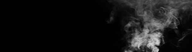 Fumaça branca sobre um fundo preto. Textura de fumaça. Clubes de fumaça branca sobre um fundo escuro para sobreposição