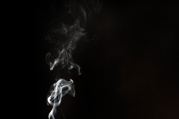 Fumaça branca sobre um fundo preto.