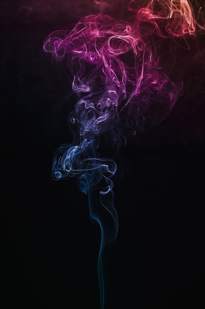 Fumaça colorida flutuando no ar em fundo escuro