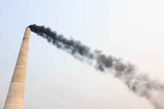 Foto fumaça da chaminé da fábrica