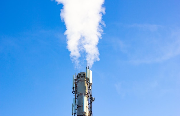 Fumaça da chaminé de uma fábrica industrial de plantas Vapor de fumaça poluindo as emissões