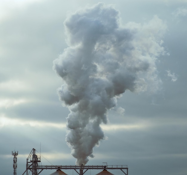 Fumaça da poluição do ar da indústria de refinaria