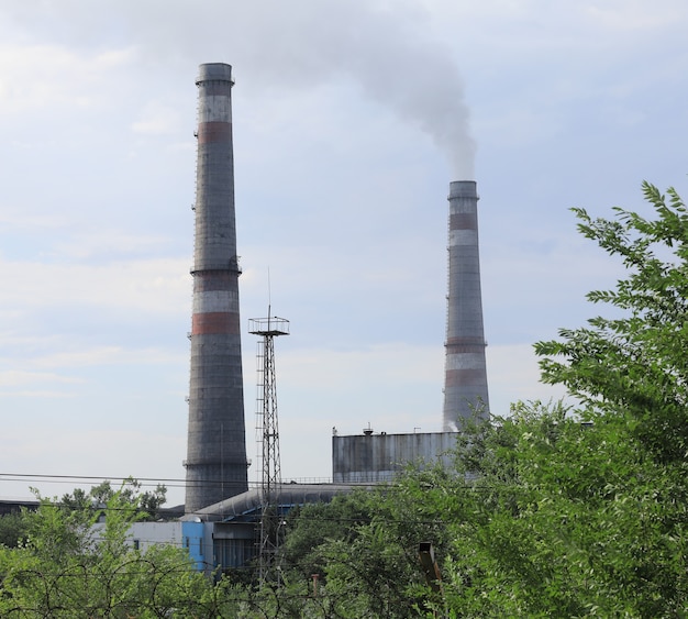 fumaça de chaminés industriais na paisagem