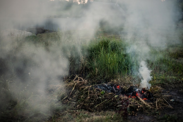 Fumaça de um incêndio na rua. Para uso como textura