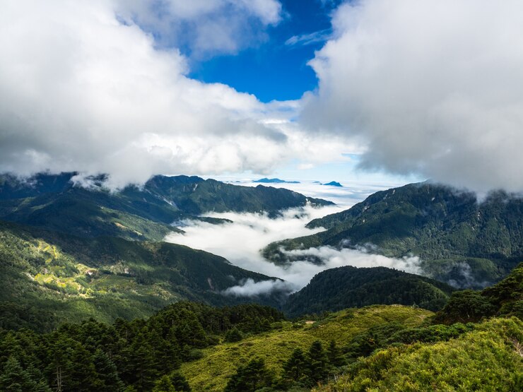 Foto fumaça e nevoeiro sobre as paisagens. belas montanhas com céu azul
