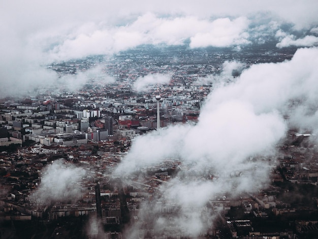 Fumaça emitida da cidade contra o céu