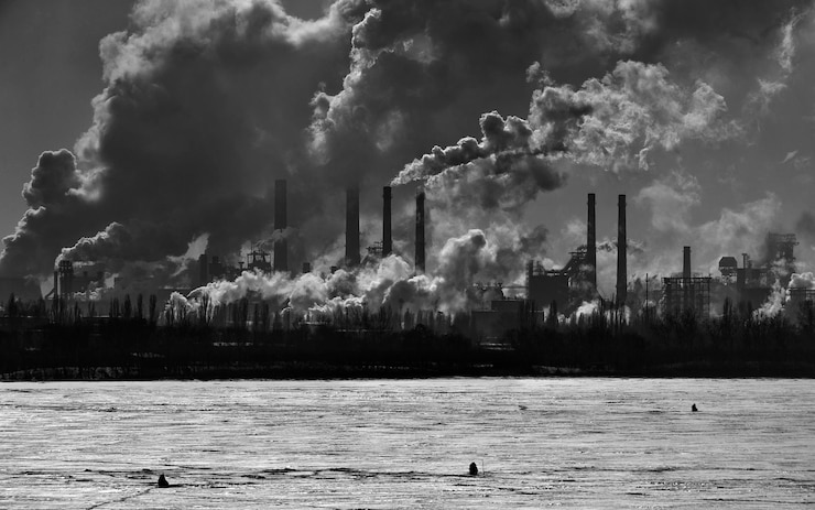 Foto fumaça emitida pela fábrica contra o céu