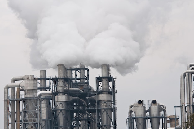 Foto fumaça emitida pela fábrica contra o céu